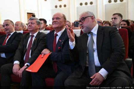 Геннадий Зюганов открыл выставку «Солдат эпохи. К 100-летию со дня рождения Фиделя Кастро» в РГСУ