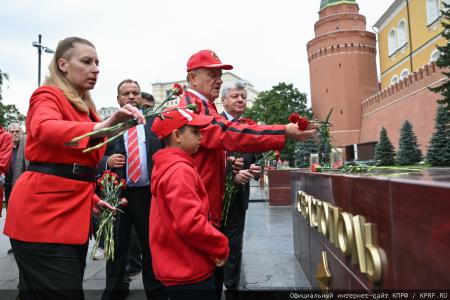 КПРФ в Москве провела митинг в День Победы над милитаристской Японией и окончания Второй мировой войны