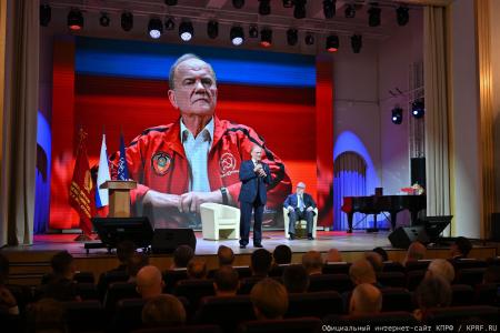 Геннадий Зюганов открыл выставку «Солдат эпохи. К 100-летию со дня рождения Фиделя Кастро» в РГСУ