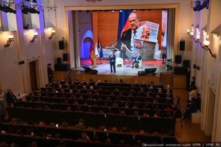 Геннадий Зюганов открыл выставку «Солдат эпохи. К 100-летию со дня рождения Фиделя Кастро» в РГСУ