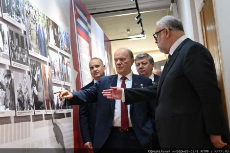 Геннадий Зюганов открыл выставку в честь Фиделя Кастро в РГСУ и встретился с преподавателями и студентами