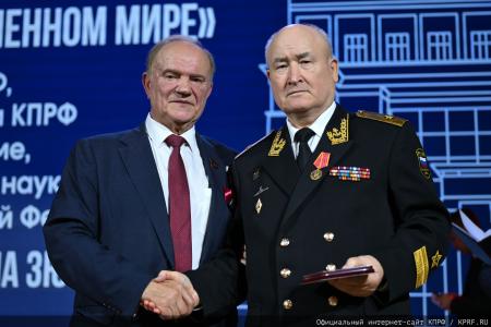 Геннадий Зюганов открыл выставку «Солдат эпохи. К 100-летию со дня рождения Фиделя Кастро» в РГСУ