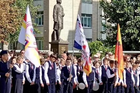 В День знаний Ольга Алимова посетила праздничную линейку в Гимназии № 8 города Энгельса