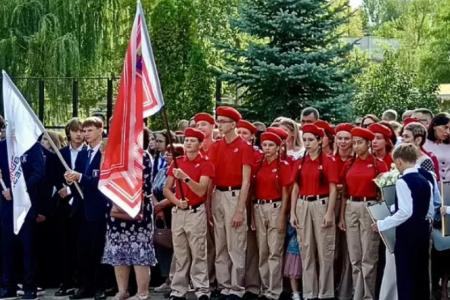 В День знаний Ольга Алимова посетила праздничную линейку в Гимназии № 8 города Энгельса