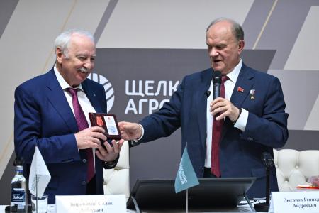 Геннадий Зюганов посетил АО Щелково Агрохим