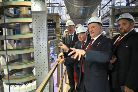 Геннадий Зюганов посетил АО Щелково Агрохим
