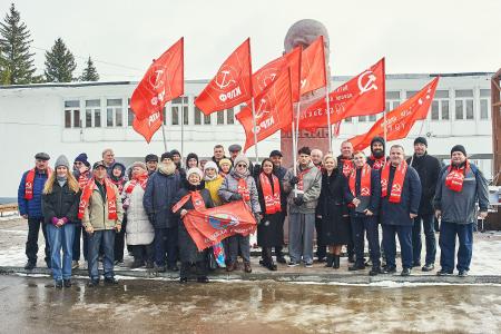 «Помните — через века, через года помните…»: в пос. Кедровый Красноярского края накануне Дня Октябрьской революции открыли восстановленный памятник В.И. Ленину