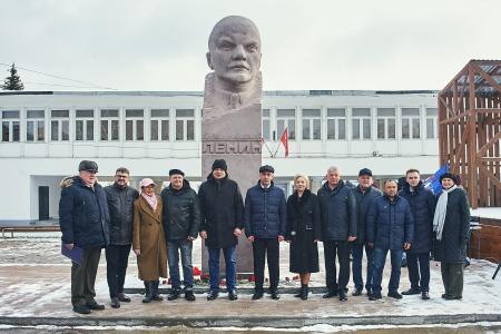 «Помните — через века, через года помните…»: в пос. Кедровый Красноярского края накануне Дня Октябрьской революции открыли восстановленный памятник В.И. Ленину