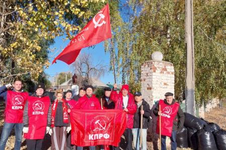 Саратовская область. Традиция продолжается: балаковские коммунисты провели субботник в сквере Старого города