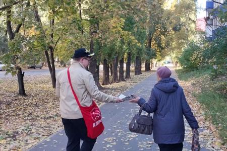 Саратовская область. В Балаково прошел партийный агит-рейд: коммунисты и комсомольцы вышли на улицы с новым выпуском «Коммуниста»