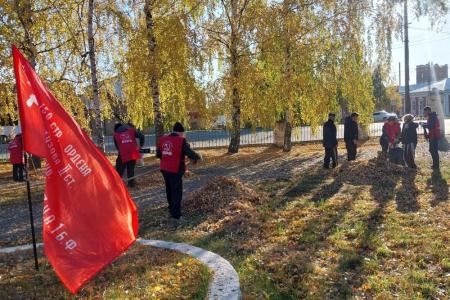 Саратовская область. Традиция продолжается: балаковские коммунисты провели субботник в сквере Старого города