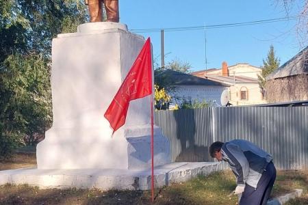 Саратовская область. Традиция продолжается: балаковские коммунисты провели субботник в сквере Старого города