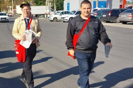 Саратовская область. В Балаково прошел партийный агит-рейд: коммунисты и комсомольцы вышли на улицы с новым выпуском «Коммуниста»