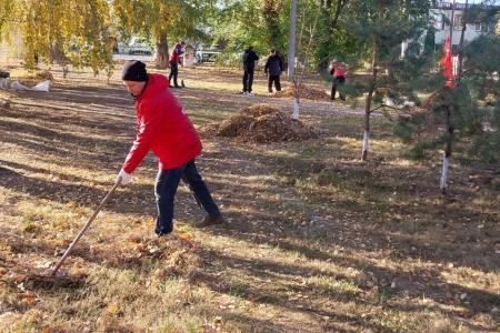 Саратовская область. Традиция продолжается: балаковские коммунисты провели субботник в сквере Старого города