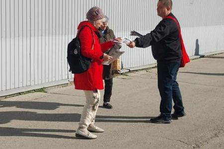 Саратовская область. В Балаково прошел партийный агит-рейд: коммунисты и комсомольцы вышли на улицы с новым выпуском «Коммуниста»