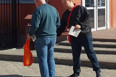 Саратовская область. В Балаково прошел партийный агит-рейд: коммунисты и комсомольцы вышли на улицы с новым выпуском «Коммуниста»