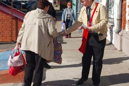 Саратовская область. В Балаково прошел партийный агит-рейд: коммунисты и комсомольцы вышли на улицы с новым выпуском «Коммуниста»