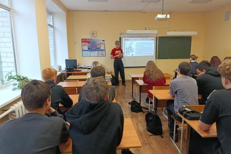 Рязанские коммунисты провели уроки об истории ленинского комсомола для школьников