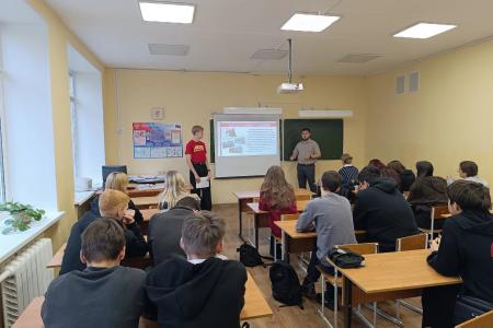 Рязанские коммунисты провели уроки об истории ленинского комсомола для школьников