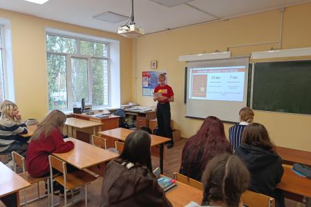 Рязанские коммунисты провели уроки об истории ленинского комсомола для школьников