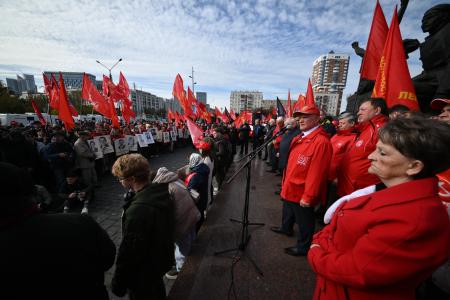 «Не забудем, не простим!»: КПРФ провела акцию памяти защитников Белого дома в октябре 93-го