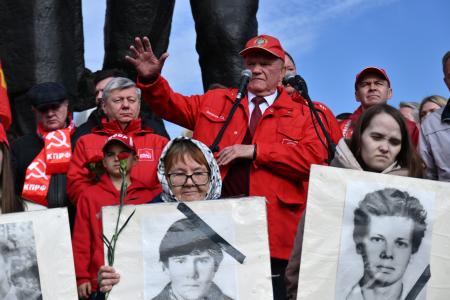 «Не забудем, не простим!»: КПРФ провела акцию памяти защитников Белого дома в октябре 93-го