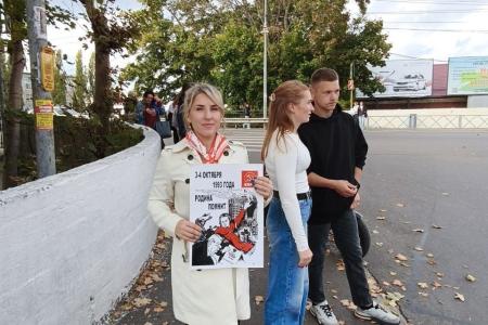 Калининградские коммунисты провели одиночные пикеты в память о трагических событиях октября 1993 года