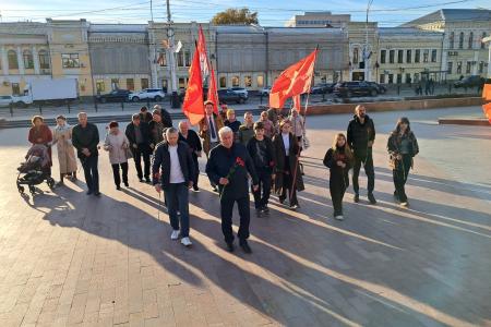 У памятника Зое Космодемьянской: Тамбовские коммунисты и комсомольцы отметили 108-ю годовщину ЛКСМ
