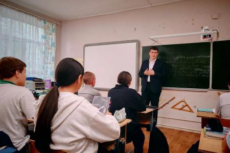 На Ставрополье школьникам рассказали о героической истории и современных задачах Ленинского комсомола