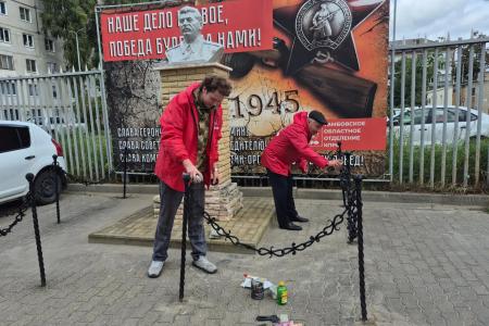 В День советской Конституции тамбовские коммунисты и комсомольцы обновили бюст И. В. Сталина