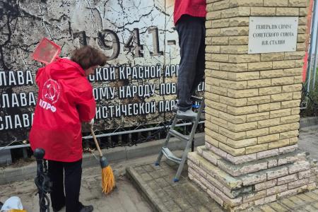 В День советской Конституции тамбовские коммунисты и комсомольцы обновили бюст И. В. Сталина