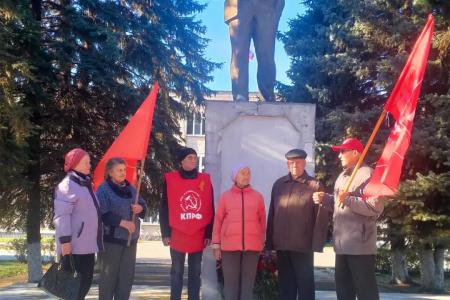 У памятника Зое Космодемьянской: Тамбовские коммунисты и комсомольцы отметили 108-ю годовщину ЛКСМ