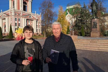 У памятника Зое Космодемьянской: Тамбовские коммунисты и комсомольцы отметили 108-ю годовщину ЛКСМ