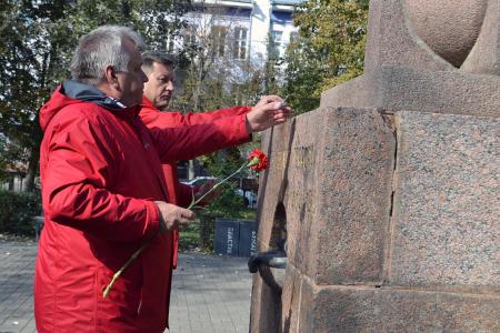 Память зовёт к борьбе! Воронежские коммунисты почтили память жертв чёрного октября 1993 года