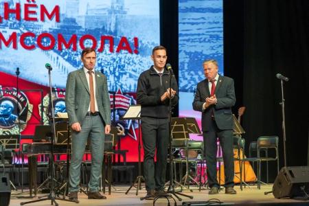 Пели всем залом под «Золотую мелодию»: Как коммунисты и комсомольцы Ижевска отпраздновали День комсомола