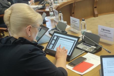 Один мандат — не повод молчать: Лидер новгородских коммунистов начала штурм облдумы с неудобных вопросов