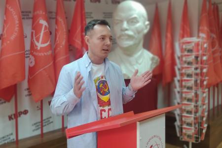 Связь поколений жива: Свердловские коммунисты и комсомольцы отметили 108-ю годовщину Ленинского комсомола в Екатеринбурге