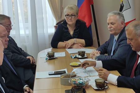 Один мандат — не повод молчать: Лидер новгородских коммунистов начала штурм облдумы с неудобных вопросов