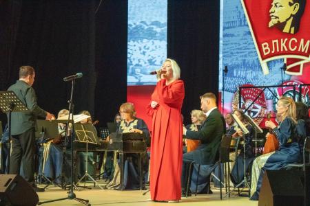 Пели всем залом под «Золотую мелодию»: Как коммунисты и комсомольцы Ижевска отпраздновали День комсомола