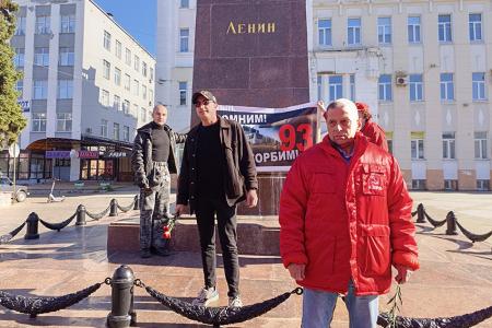 Верность идеалам коллективизма: Жители Иванова почтили память жертв расстрела Дома Советов
