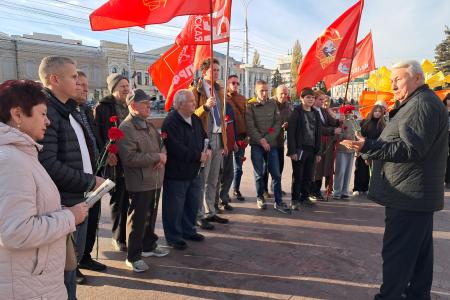 У памятника Зое Космодемьянской: Тамбовские коммунисты и комсомольцы отметили 108-ю годовщину ЛКСМ