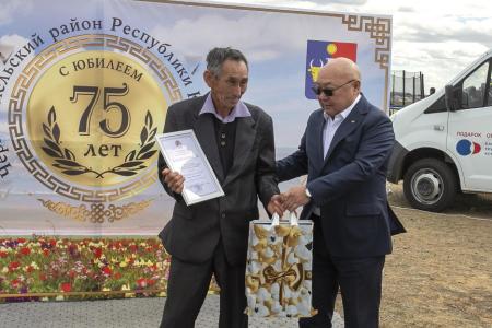 Лидер коммунистов Калмыкии поздравил жителей Черноземельского района с 75-летием