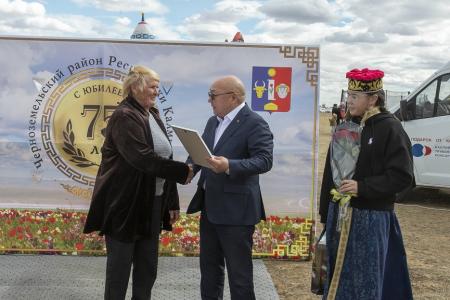 Лидер коммунистов Калмыкии поздравил жителей Черноземельского района с 75-летием