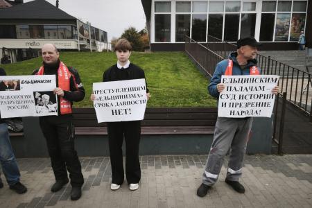 Эхо танковых залпов: в Смоленске почтили память защитников Дома Советов в годовщину «черного октября»
