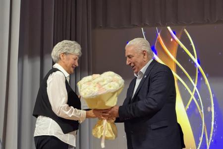 Первый секретарь Севастопольского горкома КПРФ Василий Пархоменко поздравил с 55-летием школу № 22 им. Н.А. Острякова
