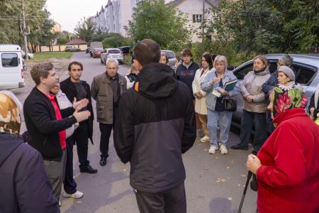 Депутат Курского городского Собрания Александр Понарин встретился с курянами: жители улицы Школьной устали жить рядом с мусорной свалкой