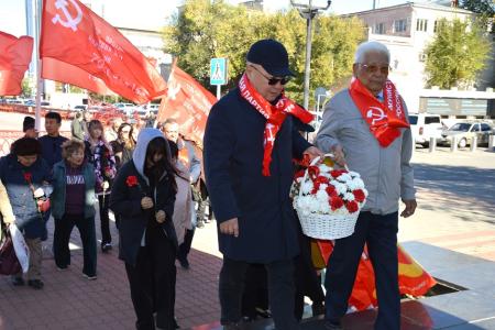В День рождения Комсомола коммунисты Калмыкии возложили цветы к  памятнику  В.И. Ленину