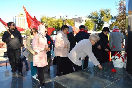 В День рождения Комсомола коммунисты Калмыкии возложили цветы к  памятнику  В.И. Ленину