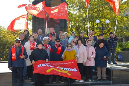 В День рождения Комсомола коммунисты Калмыкии возложили цветы к  памятнику  В.И. Ленину