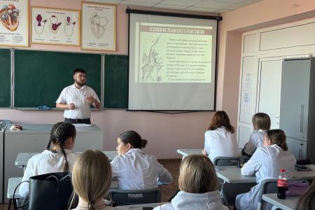 Рязанские коммунисты провели урок об истории комсомола в Рязанском медицинском колледже
